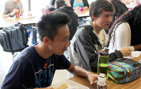 Zhang enjoys lunch with his new friends. Photo by Kala Youngblood