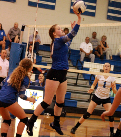 Volleyball Team Dives Into New Season