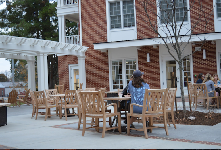 WLU students eat outside the Fieldside Restaurant. Photo by Mallory Keeley