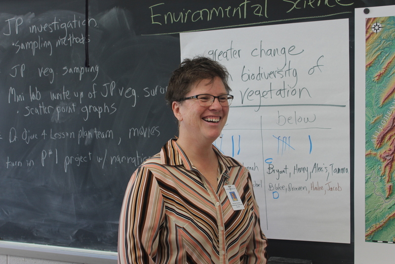 Kiersten+Donahue+begins+a+lesson+on+environmental+problems+in+our+society+with+her+students.+