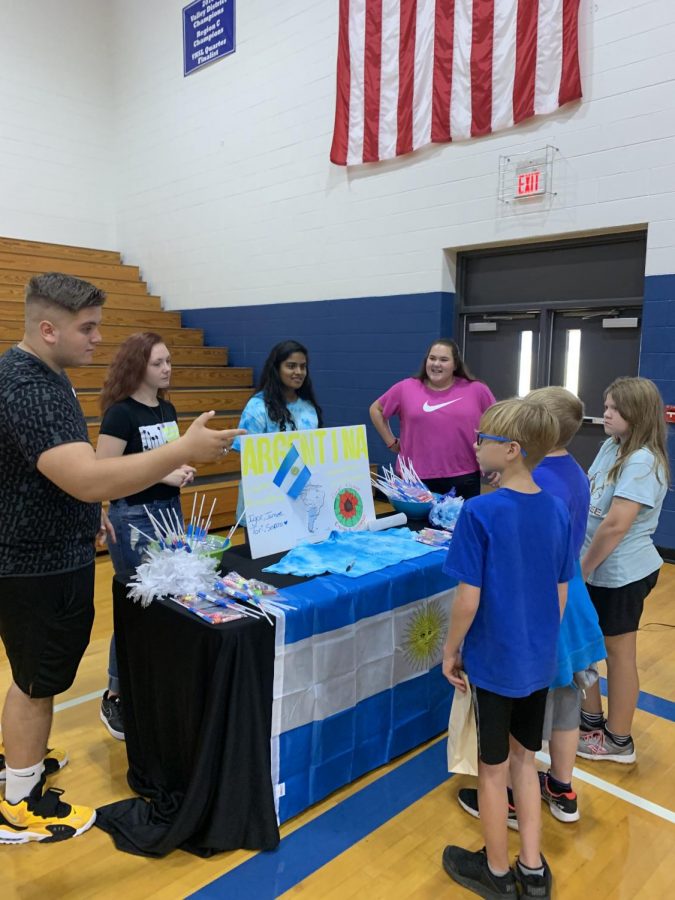 Igor Lakicevic discusses cool facts about Argentina with the Elementary School students. 