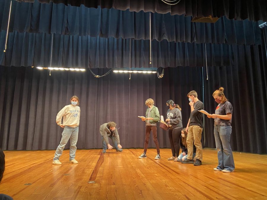 Theater+students+rehearsing+for+the+Wizard+of+Oz