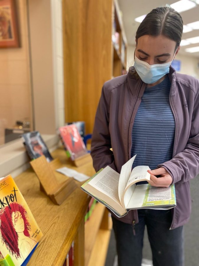 Emily McClung, member of the Virginia Reader’s Choice Book Club, browses this year’s selection of nominees for the Virgina Reader’s Choice Award. 