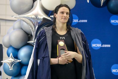 Lia Thomas receiving her first place plaque after the NCAA Women’s Championships