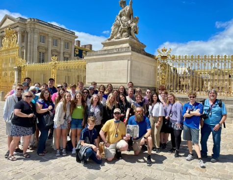 RCHS students pose in front of the Palace of Versailles