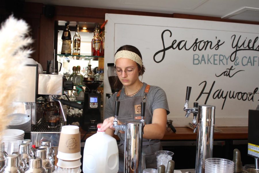 Employee Sophie Vaught makes drink for customer. Photo by Emma Brooke