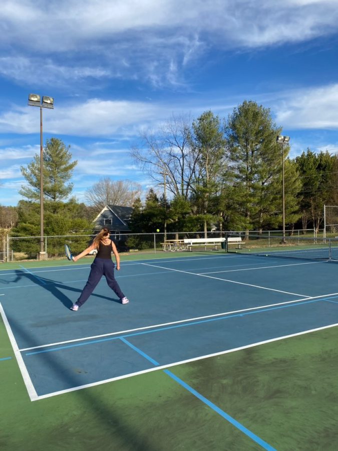 Sophomore+Eleanor+Goodhart+received+a+tennis+ball+during+practice.