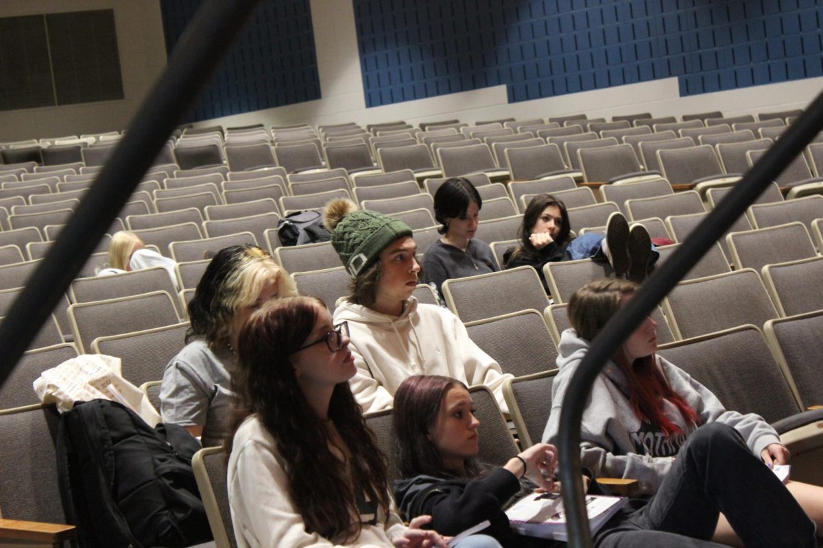 (left to right) Sophomore Madison Hill, sophomore Abby Fitzgerald, senior Lena Greer, sophomore Jackson Johnson, and senior Keely Newman watch their fellow actors rehearse a scene. 