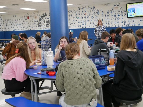 Sophomores enjoying their lunch.