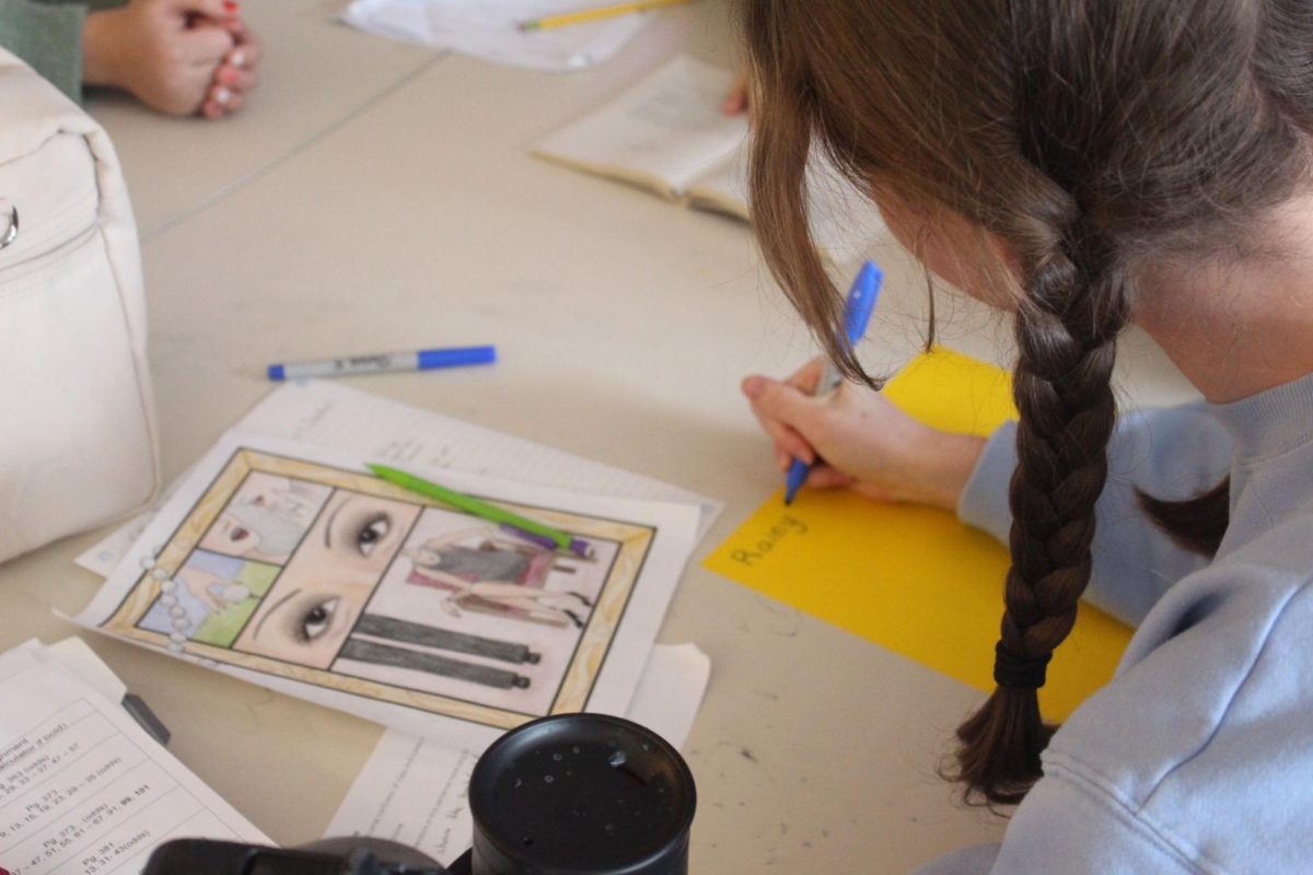 Junior Evelyn McClung works on her classwork in English class. 