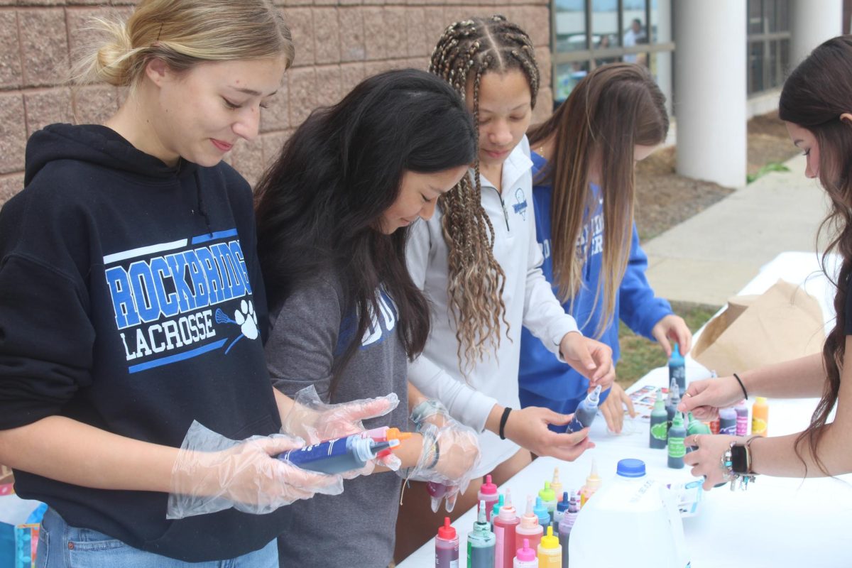 Lilly Gist, Alexis Samante, Tadara cooper and Emily jones setting up the tie-dye station during the hour long earth day lunch 