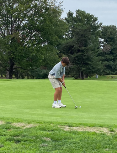 Sophomore Joe Vargas putts