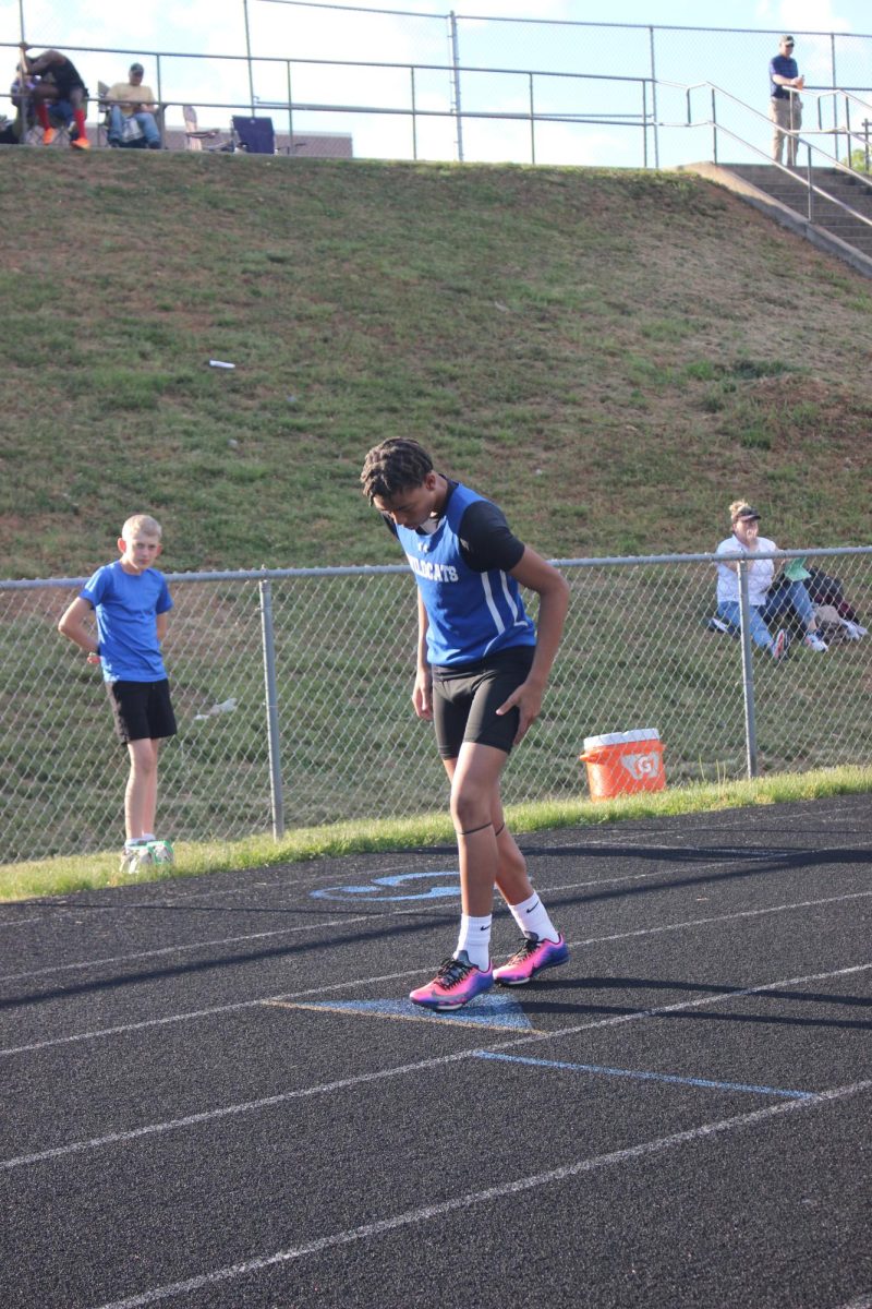 Tyshon Wilson getting his feet set for the race. 